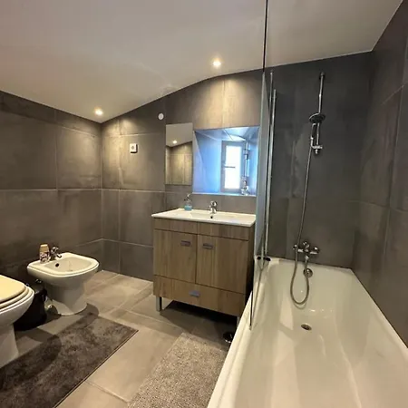 Com Wc Privativo E Varanda No Chiado * Lisboa