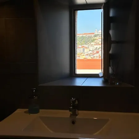 Com Wc Privativo E Varanda No Chiado Lisboa